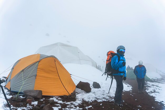 Uomo con zaino trekking in montagna.