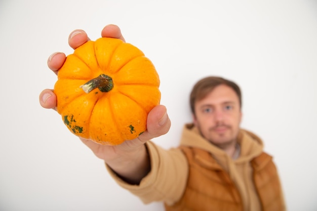 Uomo con zucca su sfondo bianco