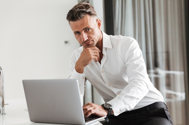 Uomo concentrato vestito in abiti formali