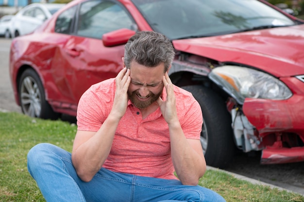 Uomo conducente uomo davanti a un incidente automobilistico incidente d'auto in una strada di città