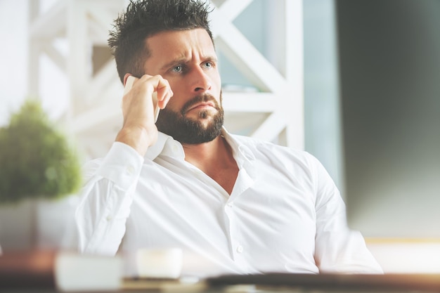 Uomo confuso sul posto di lavoro