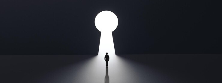Uomo contro gigantesco buco della serratura panoramico