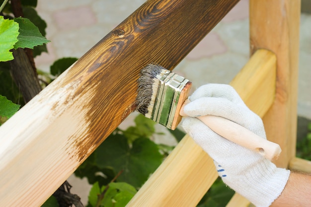 uomo coperto con recinzione in legno laccato