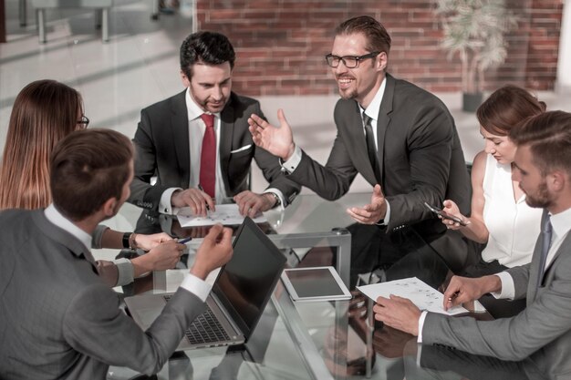 Uomo d'affari a una riunione di lavoro con il team aziendale