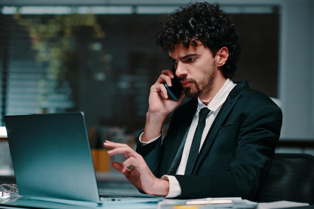 Uomo d'affari accigliato che chiama collega