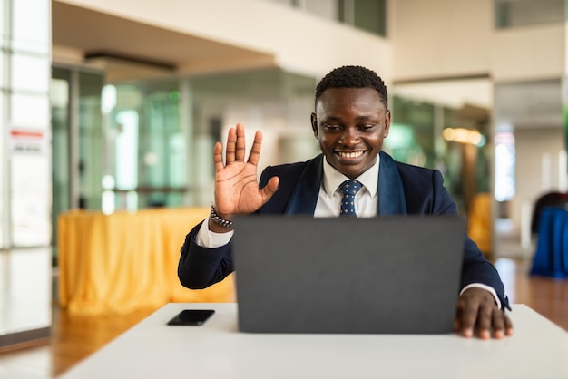 Uomo d'affari africano che utilizza il computer portatile per la videochiamata