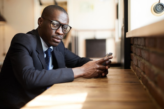 Uomo d'affari afro-americano nella caffetteria