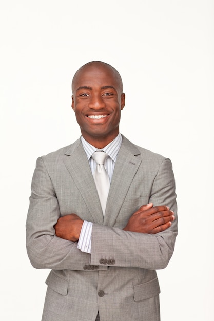 Uomo d&#39;affari afroamericano sorridente con le braccia piegate