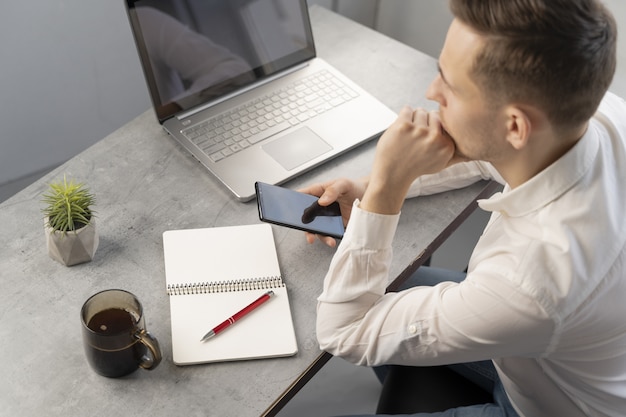 Uomo d'affari al lavoro