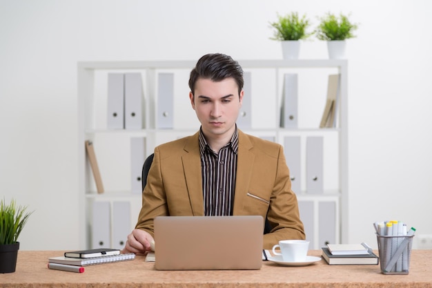 Uomo d&#39;affari al lavoro