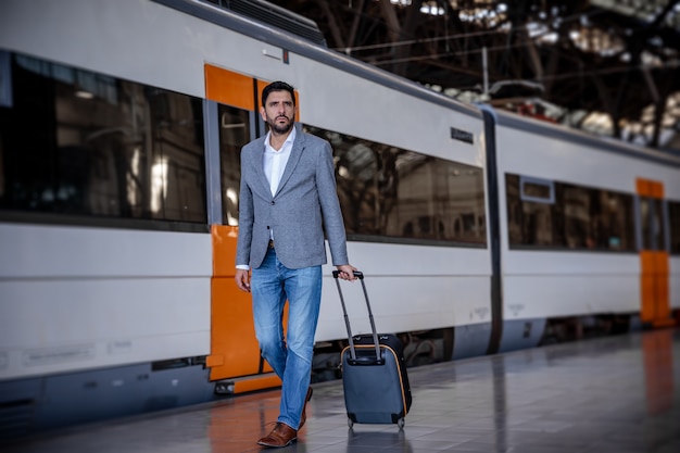 Uomo d&#39;affari alla stazione ferroviaria