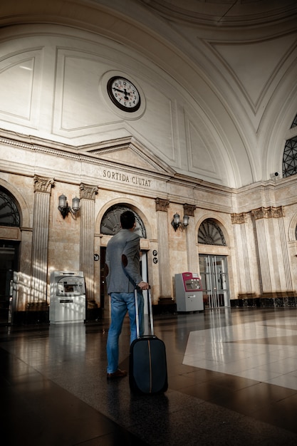 Uomo d&#39;affari alla stazione ferroviaria