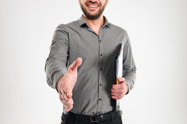 Uomo d'affari allegro ti danno una mano per la stretta di mano.