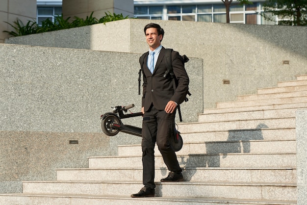 Uomo d'affari andando a lavorare in scooter