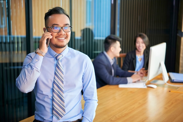 Uomo D'affari Asiatico Che Comunica Sul Telefono