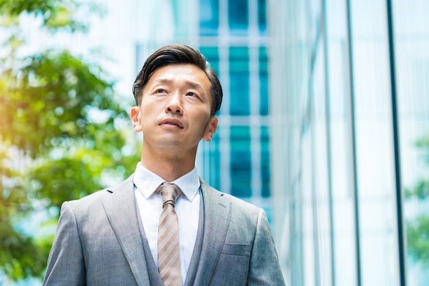 Uomo d'affari asiatico con uno sguardo stressato