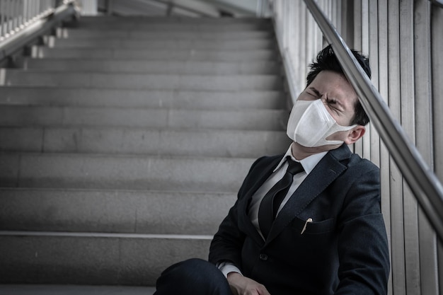 Uomo d'affari asiatico nella città della Thailandia Bell'uomo che indossa una maschera medica di protezione covid19 o coronavirus da persona infetta