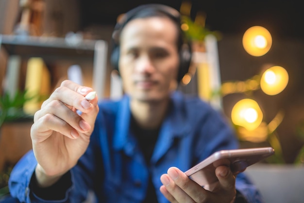 Uomo d'affari asiatico uomo d'affari freelance che lavora nello spazio di coworking o in un bar