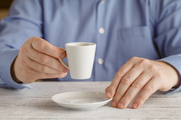 Uomo d'affari, bere il caffè