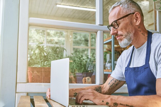 Uomo d'affari caucasico di mezza età che digita sul laptop