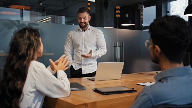 Uomo d'affari caucasico leader capo uomo d'affari ceo mentore allenatore uomo che parla con gli investitori quota