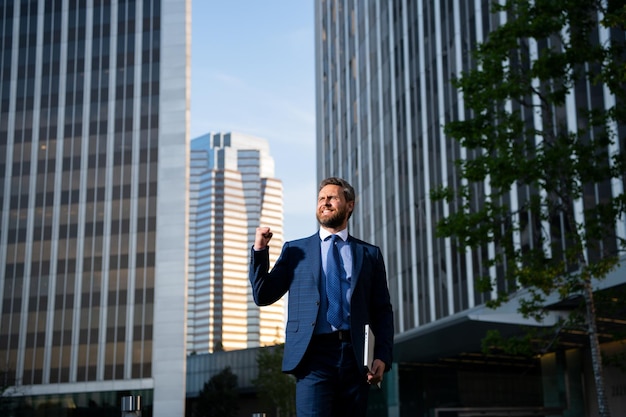 Uomo d'affari che celebra il suo successo in un business center