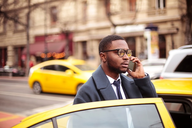 Uomo d&#39;affari che chiama da un taxi