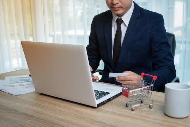 Uomo d'affari che compera online