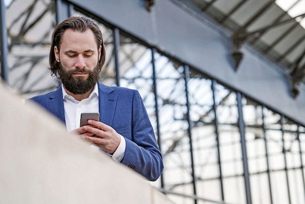 Uomo d'affari che controlla il cellulare