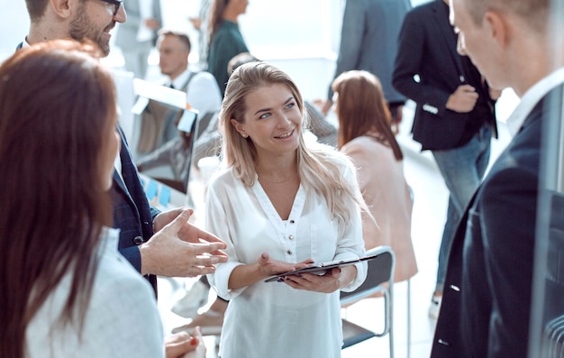 Uomo d'affari che discute con i giorni feriali dell'ufficio del piano di lavoro dei dipendenti