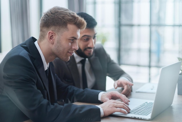 Uomo d'affari che discute del progetto con il collega