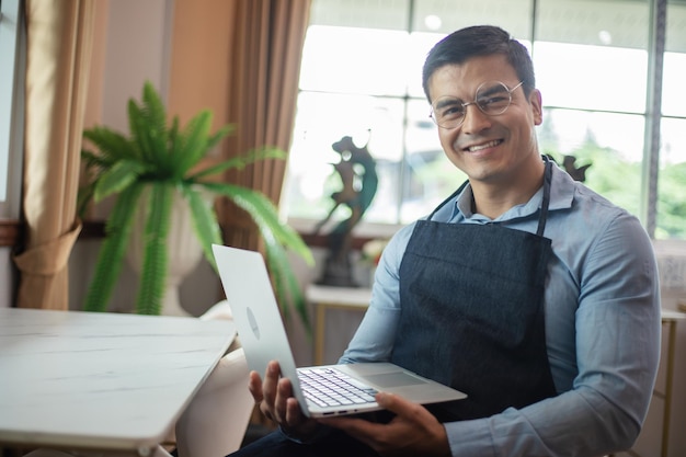 Uomo d'affari che esamina lo schermo del computer leggendo o scrivendo e-mail