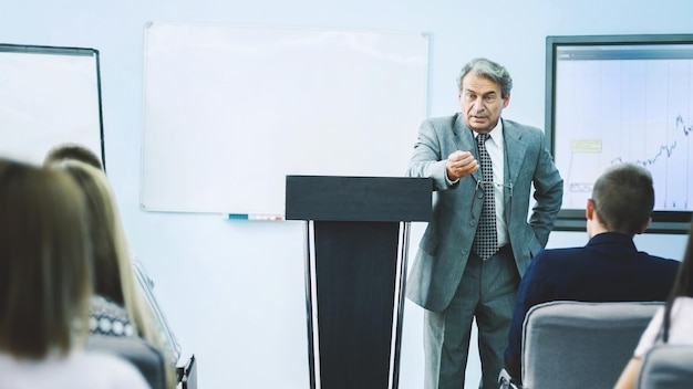 Uomo d'affari che fa una presentazione al concetto di lavoro di squadra della conferenza