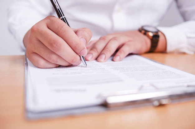 Uomo d'affari che firma un contratto
