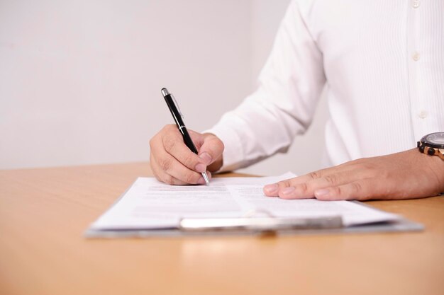 Uomo d'affari che firma un contratto