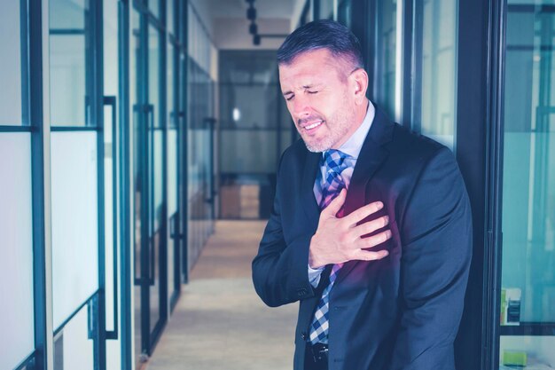 Uomo d'affari che ha un attacco di cuore in un ufficio