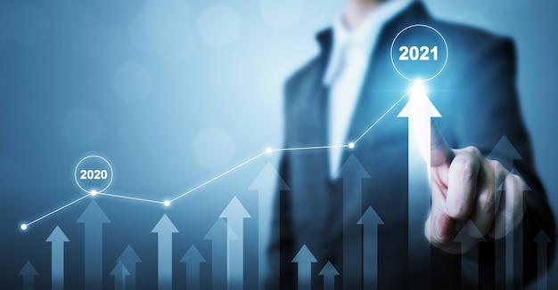 Uomo d'affari che indica il piano di crescita futura aziendale grafico freccia