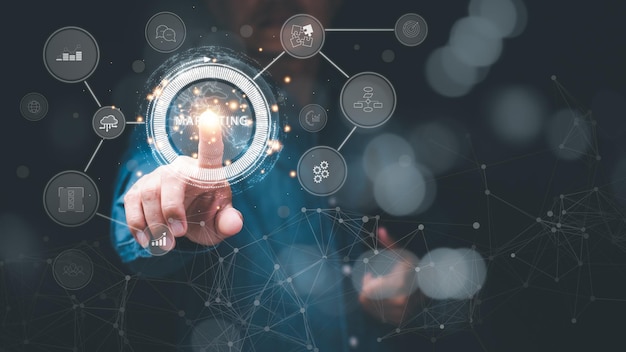 uomo d'affari che indica un'icona idee di strategia di marketing