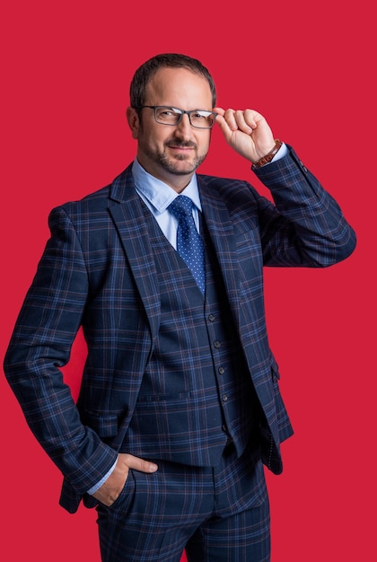 Uomo d'affari che indossa tuta foto di un uomo in giacca e cravatta uomo in giacca e cravatta isolato su rosso