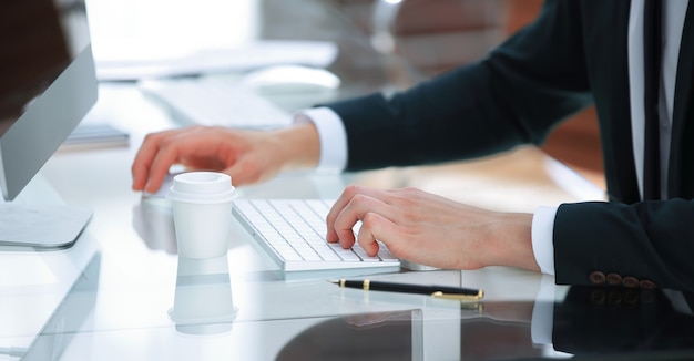 .uomo d'affari che lavora al computer in ufficio moderno.