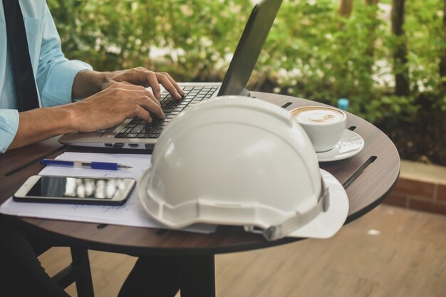 Uomo d'affari che lavora al computer lavora al caffè