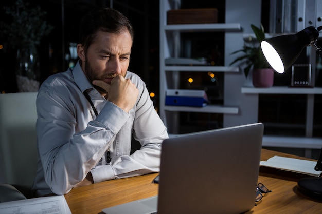 Uomo d'affari che lavora al computer portatile