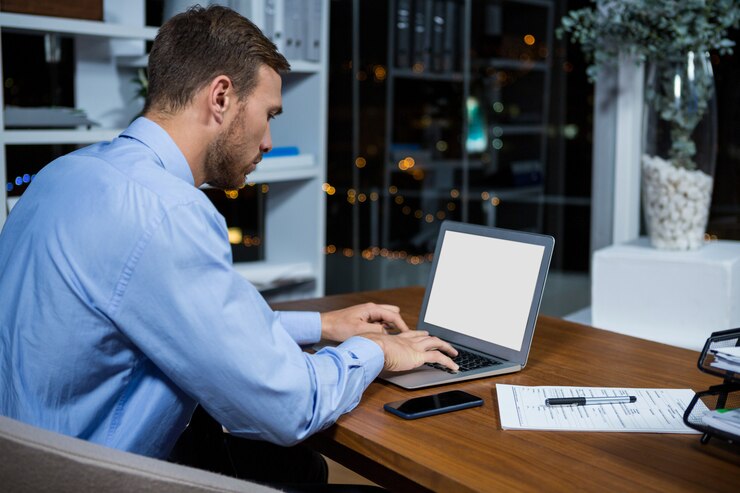 Foto uomo d'affari che lavora al computer portatile
