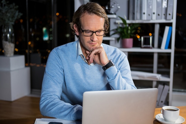 Uomo d'affari che lavora al computer portatile