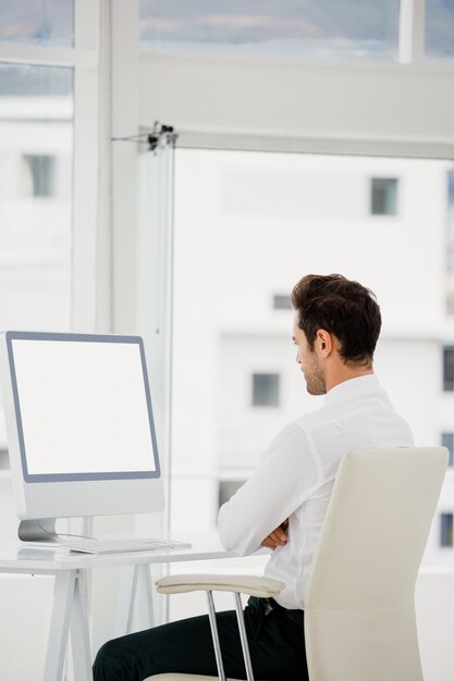 Uomo d'affari che lavora al computer