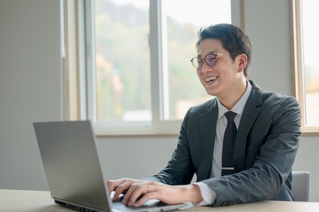 uomo d'affari che lavora al computer