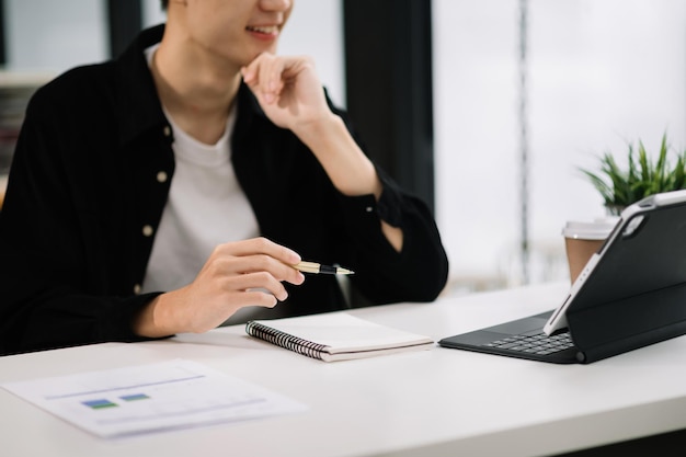 uomo d'affari che lavora con computer tablet digitali e smartphone con strategia di business finanziario effetto strato sulla scrivania alla luce del mattino