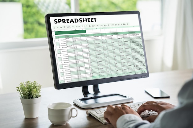 Uomo d'affari che lavora con dati e grafici in documenti di fogli di calcolo per l'analisi online Contabilità del dashboard del progetto Microsoft Excel digitale