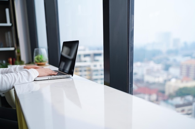 Uomo d'affari che lavora con il computer portatile Giovane uomo d'affari che pensa Concentrato sul lavoro