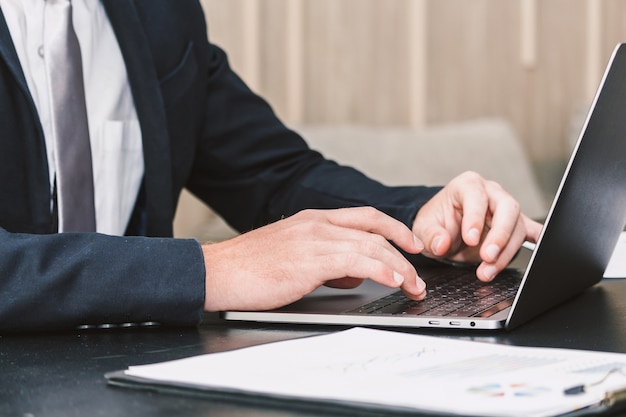 Uomo d&#39;affari che lavora con il computer portatile in ufficio